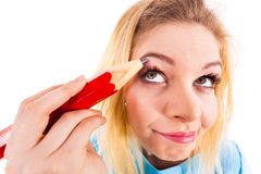 lápis nas sobrancelhas